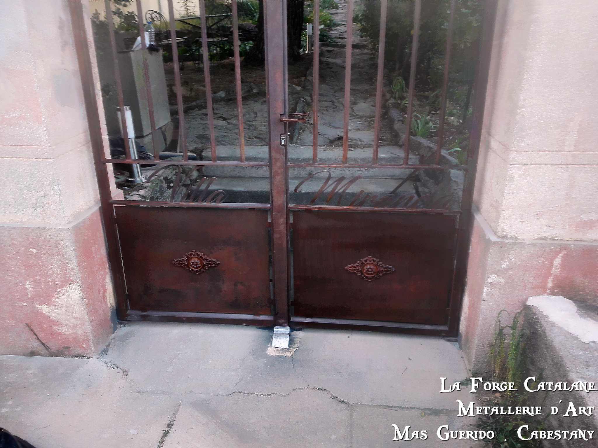 portillon 2 vantaux cintre lettrage en  decoupe laser palmettes fonte forge catalane 1.jpg